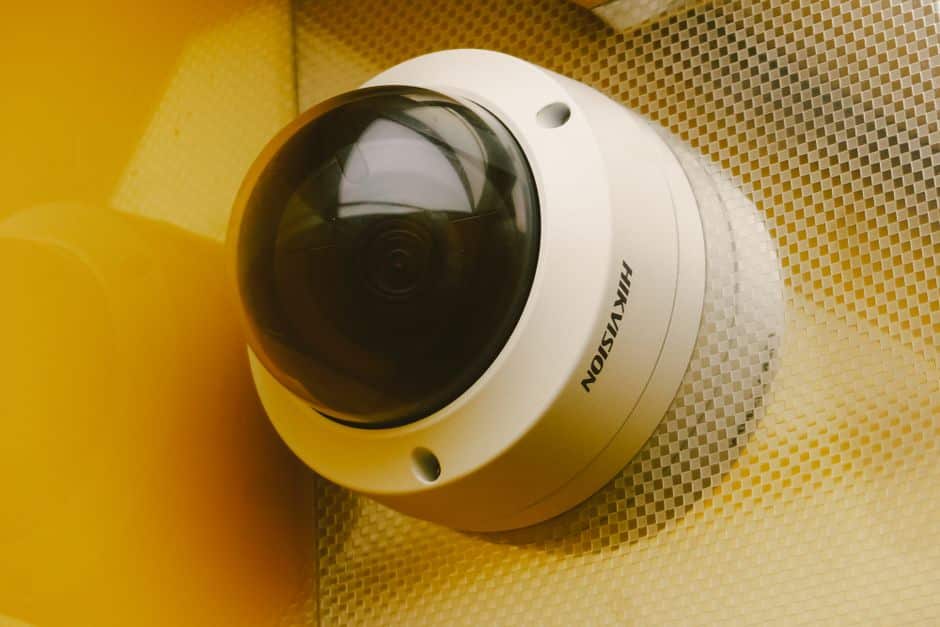 Caméra de sécurité HD fixée en hauteur dans un bâtiment